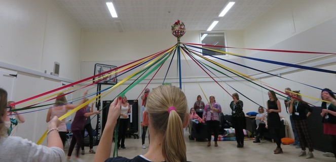 Maypole session in progress